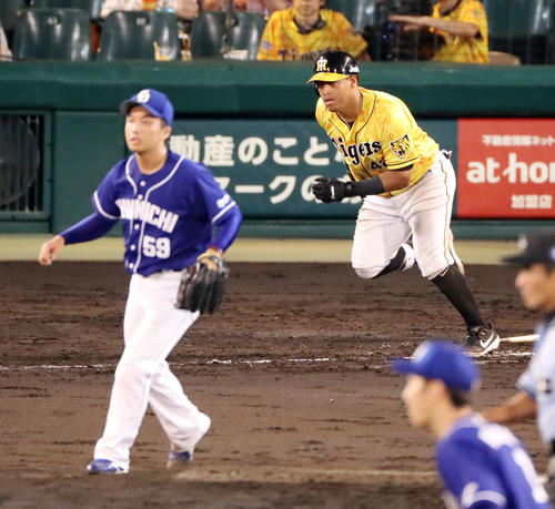 阪神対中日　6回裏阪神無死一塁、ソラーテは二ゴロ併殺打に倒れる。投手は山本（撮影・加藤哉）