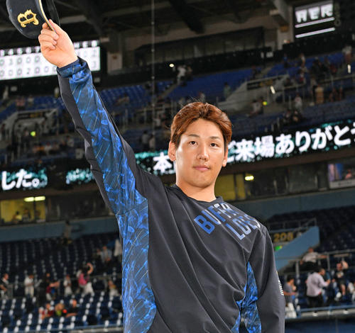 ヒーローインタビューを終えファンの声援に応じるオリックス吉田正（撮影・滝沢徹郎）