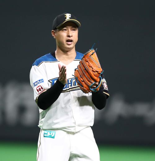 日本ハム対楽天　5回表楽天2死二塁、山崎を一ゴロに抑えグラブをたたく村田（撮影・黒川智章）