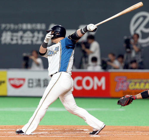 日本ハム対楽天　1回裏日本ハム1死一、二塁、中田は同点となる左前適時打を放つ（撮影・佐藤翔太）