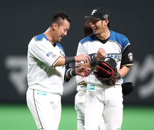 日本ハム対楽天　1回裏に適時打を放ち笑顔の中田。右は大田（撮影・黒川智章）