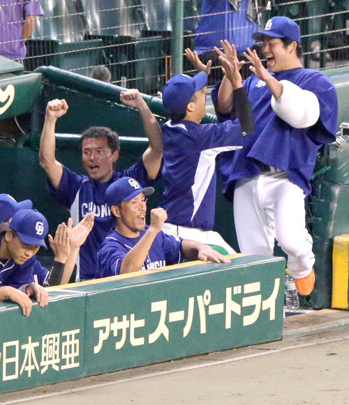阪神対中日　プロ初勝利を挙げた山本（右から2人目）は勝ち星を挙げ福（右端）とハイタッチ（撮影・上山淳一）