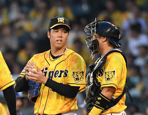 阪神対中日　4回表阪神無死一、三塁、阿部に右前適時安打を浴びた青柳（左）は激励を受ける（撮影・奥田泰也）
