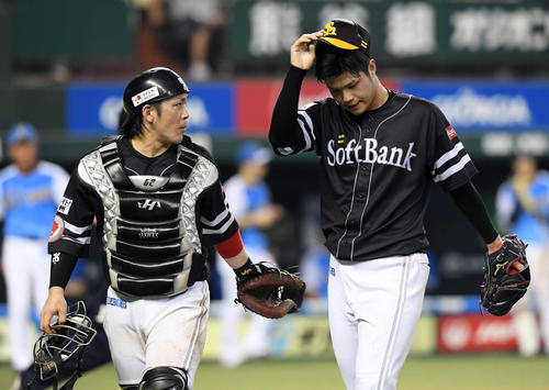 西武対ソフトバンク　8回裏、西武に2失点したソフト甲斐野央（右）と甲斐拓也（撮影・たえ見朱実）