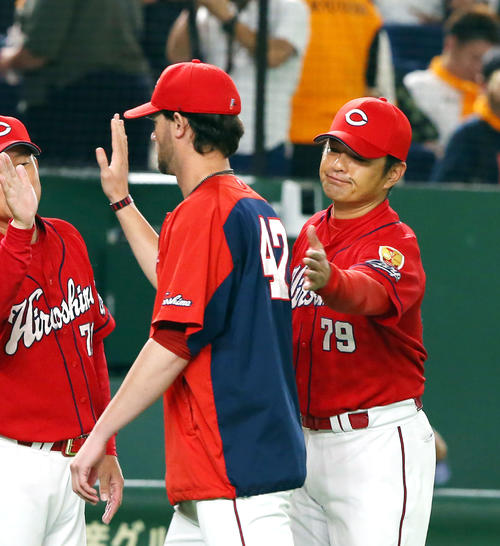巨人対広島　巨人に勝利した広島緒方孝市監督（右）はジョンソンをねぎらう（撮影・垰建太）