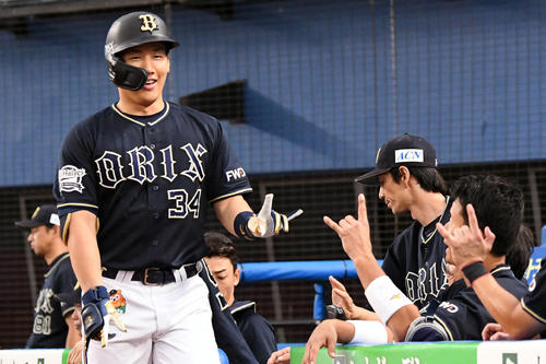 ロッテ対オリックス　1回表オリックス1死一塁、右越えに2点本塁打を放った吉田正（左）は生還しナインとタッチを交わす（撮影・滝沢徹郎）