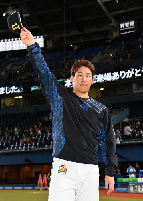 ロッテ対オリックス　ヒーローインタビューを終えファンの声援に応じるオリックス吉田正（撮影・滝沢徹郎）