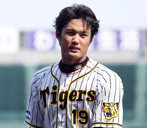 阪神対中日　グラウンドでの練習を終え引き揚げる阪神藤浪（撮影・前田充）