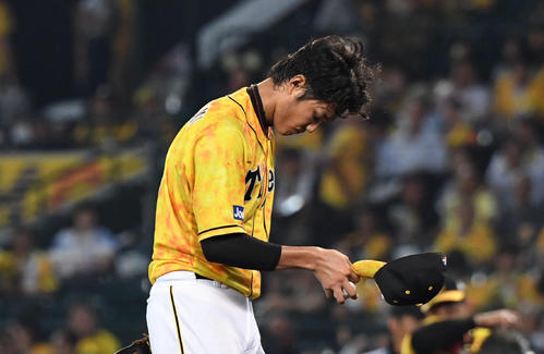 阪神対中日　4回表中日1死一塁、木下拓哉に死球をあたえあやまる藤浪晋太郎（撮影・奥田泰也）