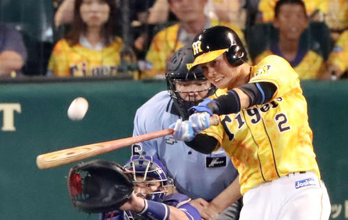 阪神対中日　5回裏阪神1死、北條は左越え本塁打を放つ（撮影・加藤哉）
