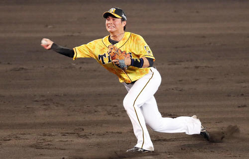 阪神対中日　7回表中日1死一、二塁、福田の打球をさばき本塁へ送球する遊撃手北條（撮影・前田充）