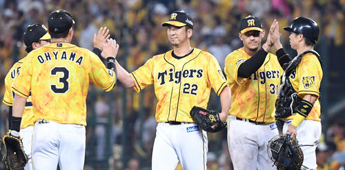 阪神対中日　中日に勝利し、マウンド上でタッチを交わす藤川球児（撮影・奥田泰也）
