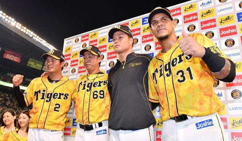 お立ち台でポーズを決める、右からマルテ、守屋、島本、北條（撮影・上田博志）