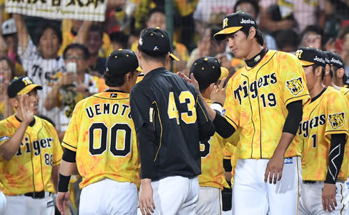 阪神対中日　中日に勝利、ナインとタッチを交わす藤浪晋太郎（撮影・奥田泰也）