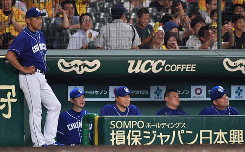 阪神対中日　阪神に敗れベンチで呆然とする与田剛監督（中央）（撮影・上田博志）