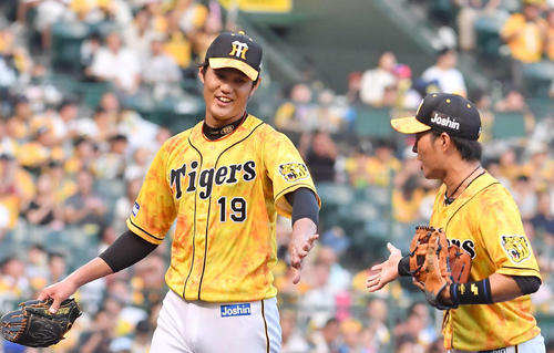 阪神対中日　1回表中日2死満塁、堂上から三振を奪い、ほっとした表情でベンチに戻る藤浪（左）（撮影・上田博志）