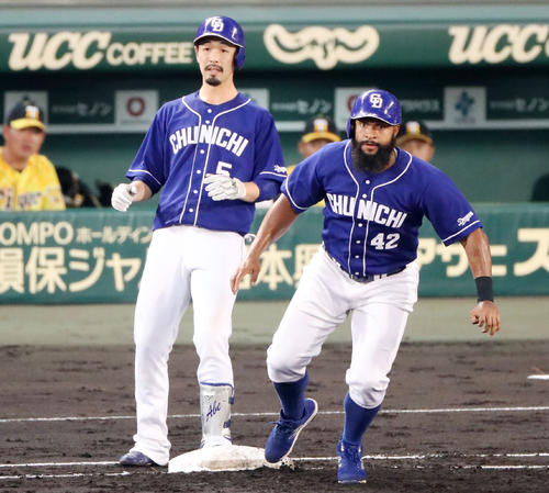 阪神対中日　3回表中日1死一塁、阿部（左）の中飛で捕球前に離塁する一走アルモンテ（撮影・加藤哉）