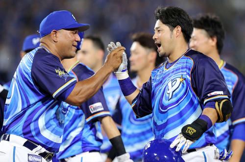 サヨナラ安打を放ちラミレス監督（左）とタッチするDeNA宮崎（撮影・鈴木正人）