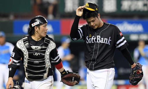 8回裏、西武に2失点しベンチへ引き揚げるソフトバンク甲斐野（右）と甲斐（撮影・たえ見朱実）