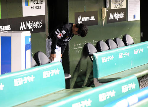 西武に連敗したソフトバンク工藤監督は、一礼してベンチを後にする（撮影・たえ見朱実）