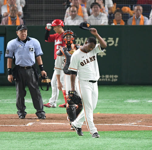 巨人対広島　7回表広島無死一、二塁、先発メルセデスは代打磯村に勝ち越しの左前適時打を浴び、肩を落とす（撮影・加藤諒）