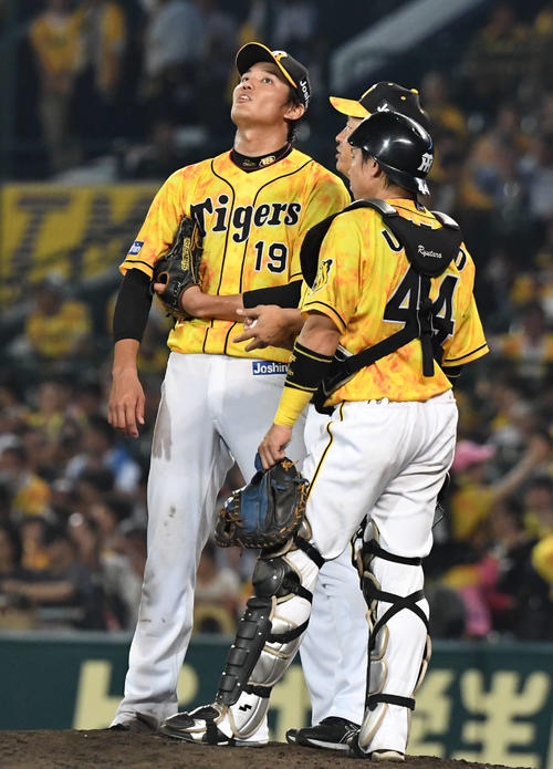 阪神対中日　5回表阪神1死一、二塁、福原コーチ（中央）に交代を告げられ上を向く藤浪（左）（撮影・奥田泰也）