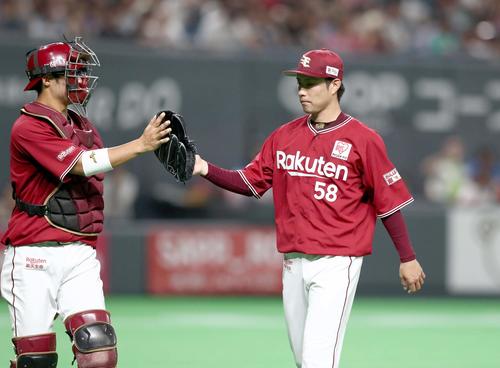 日本ハム対楽天　5回裏、走者を出すも無失点に抑え太田（左）とタッチする辛島（撮影・黒川智章）