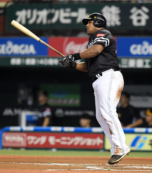 西武対ソフトバンク　6回表ソフトバンク2死、左越えに本塁打を放ったデスパイネ（撮影・たえ見朱実）