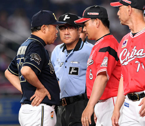 ロッテ対オリックス　8回裏表、オリックス西野への2度目の死球で両軍入り乱れ、険しい表情場で話すオリックス西村徳文監督（左）とロッテ井口監督（右奥）（撮影・滝沢徹郎）