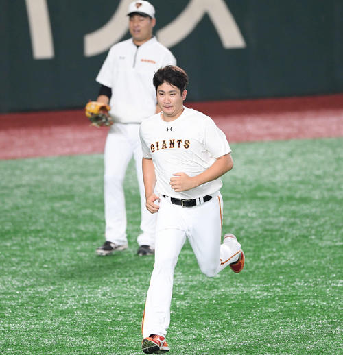 巨人対広島　試合開始前、外野でダッシュをする巨人の菅野（撮影・加藤諒）