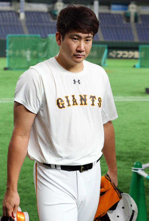 巨人対広島　試合前練習を終え引き揚げる巨人菅野（撮影・垰建太）