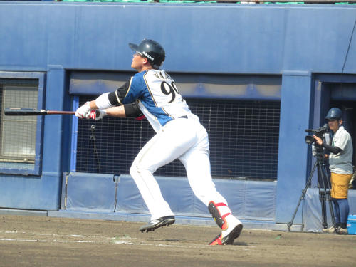 復帰後初本塁打を放つ日本ハム王柏融（撮影・本間翼）