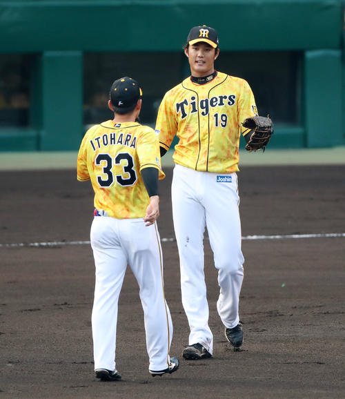 阪神対中日　1回表中日無死一塁、藤浪は糸原（左）から声を掛けられる（撮影・加藤哉）