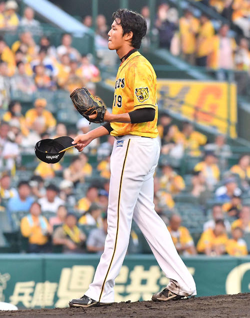 阪神対中日　2回表中日無死一塁、木下拓哉に死球を与え帽子を取ってあやまる藤浪晋太郎（撮影・上田博志）