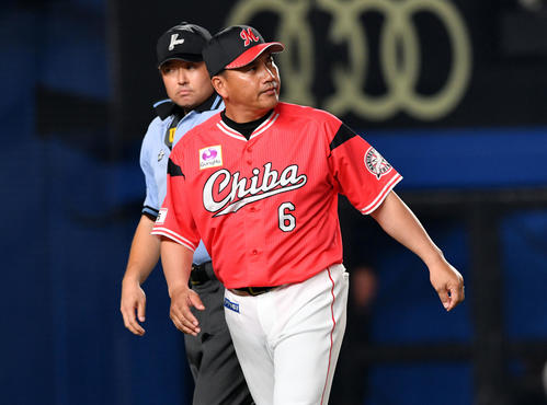 ロッテ対オリックス　3回裏、ロッテのレアードが長井球審（奥）に退場を命じられ厳しい表情の井口監督（撮影・滝沢徹郎）