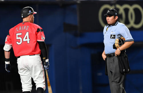 ロッテ対オリックス　3回裏、長井球審（右）に退場を命じられ詰め寄るロッテのレアード（撮影・滝沢徹郎）