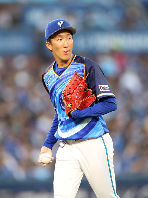 DeNA対ヤクルト　3回表、降板しベンチに引き揚げるDeNA大貫（撮影・鈴木正人）