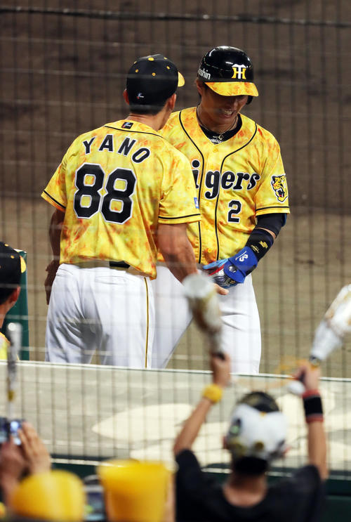 5回裏阪神1死、同点となる左越え本塁打を放ち、矢野監督（左）にタッチで迎えられる北條（撮影・前田充）