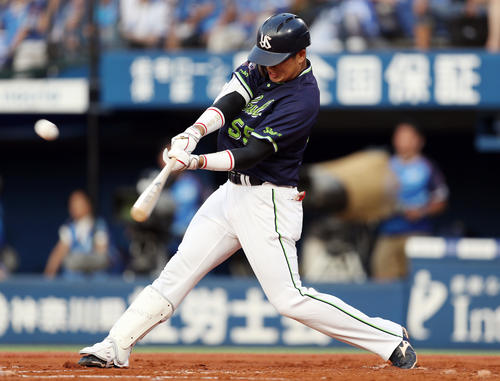 DeNA対ヤクルト　2回表ヤクルト無死、ソロ本塁打を放つ村上（撮影・狩俣裕三）