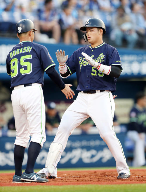 DeNA対ヤクルト　2回表ヤクルト無死、村上（右）は左越え本塁打を放ち土橋コーチとタッチ（撮影・鈴木正人）