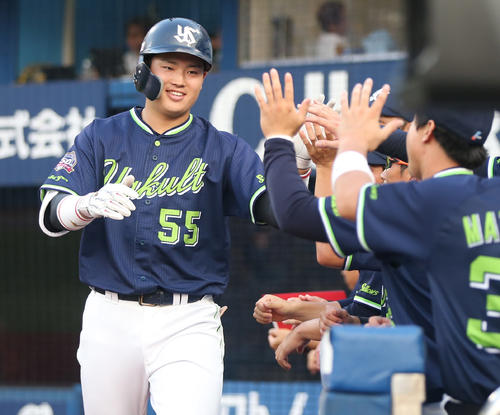 DeNA対ヤクルト　2回表ヤクルト無死、ソロ本塁打を放ち、ナインに迎えられる村上（撮影・狩俣裕三）