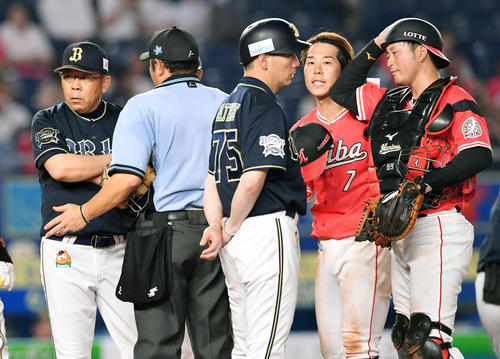 ロッテ対オリックス　7回表オリックス2死、西野への死球に捕手柿沼（右）に詰め寄った西村監督（左）（撮影・滝沢徹郎）