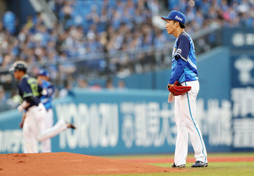 DeNA対ヤクルト　2回表ヤクルト無死、村上（左）に左越え本塁打を放たれ悔しそうな表情を見せるDeNA大貫（撮影・鈴木正人）
