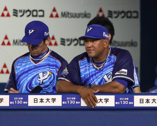 DeNA対ヤクルト　6回裏、じっと戦況を見つめるラミレス監督（右）。左は三浦コーチ（撮影・狩俣裕三）