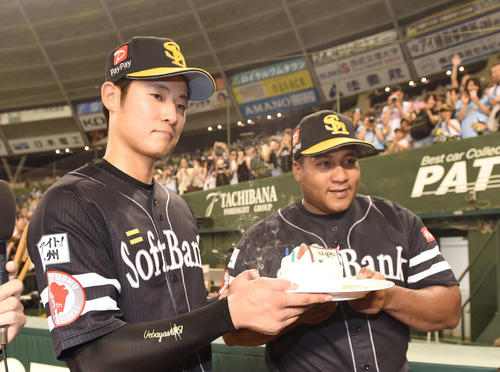 西武対ソフトバンク　この日24歳の誕生日を迎えたソフトバンク上林誠知（左）は、デスパイネからケーキのプレゼント（撮影・たえ見朱実）