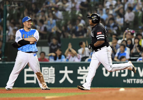 西武対ソフトバンク　6回表ソフトバンク2死、左越えに本塁打を放ったデスパイネは、山川穂高と顔を合わせ笑みを見せる（撮影・たえ見朱実）