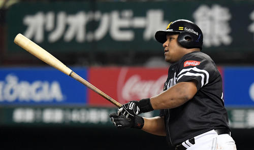 西武対ソフトバンク　6回表ソフトバンク2死、左越えに本塁打を放ったデスパイネ（撮影・たえ見朱実）