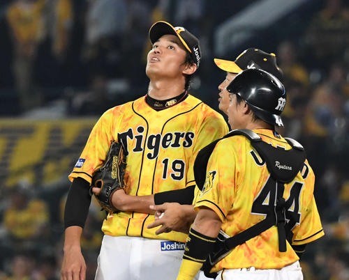 阪神対中日　5回表阪神1死一、二塁、福原コーチ（中央）に交代を告げられ上を向く藤浪（左）（撮影・奥田泰也）