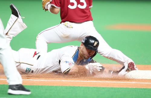日本ハム対楽天　7回裏日本ハム2死二塁、二ゴロで一塁にヘッドスライディングするもアウトになる中田（撮影・黒川智章）