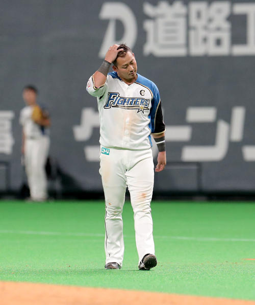 日本ハム対楽天　7回裏日本ハム2死二塁、二ゴロに終わり頭をかく中田（撮影・佐藤翔太）